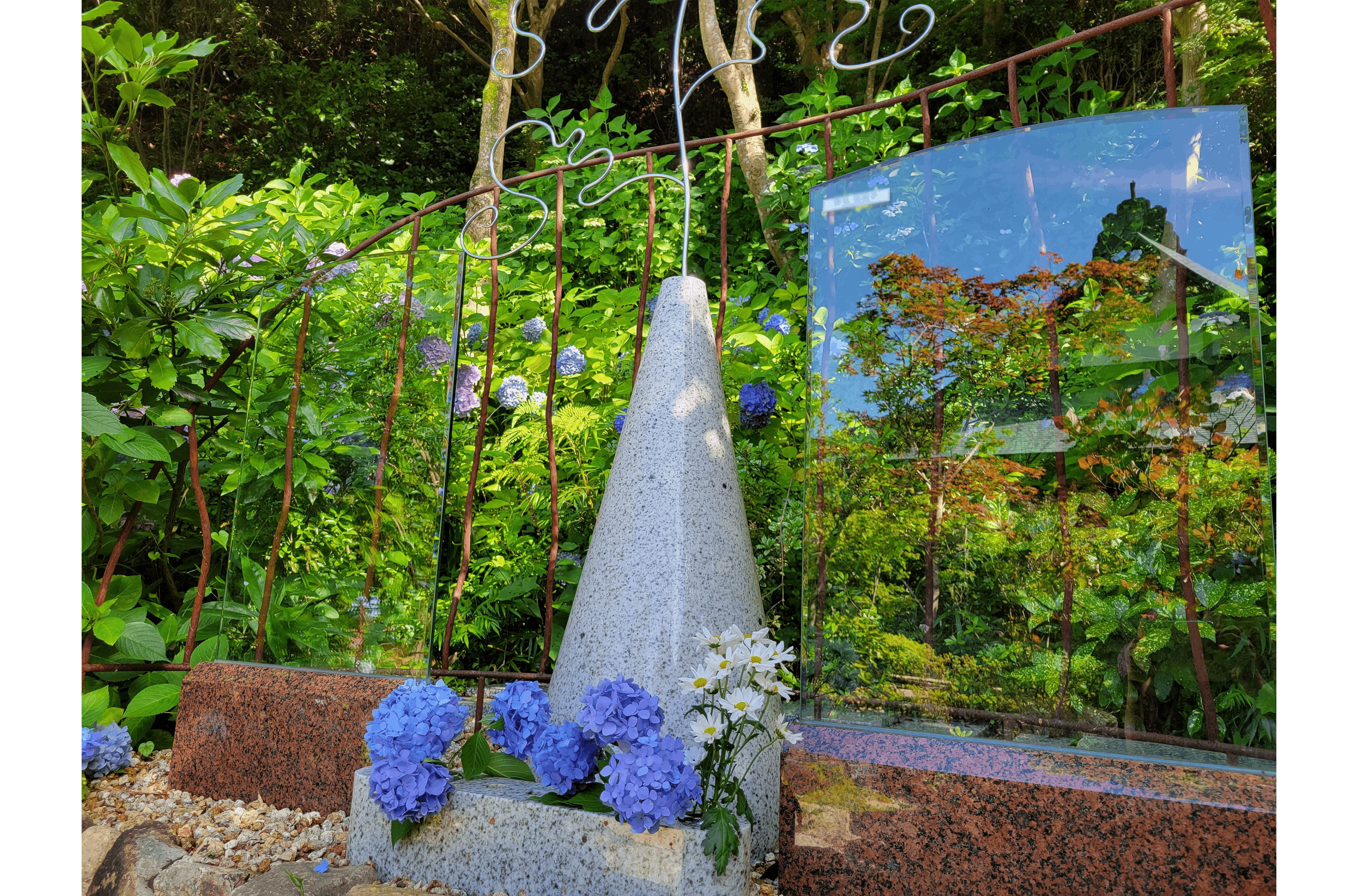 お墓のタイプ 樹木に囲まれた永代供養墓「紫陽花の碑」