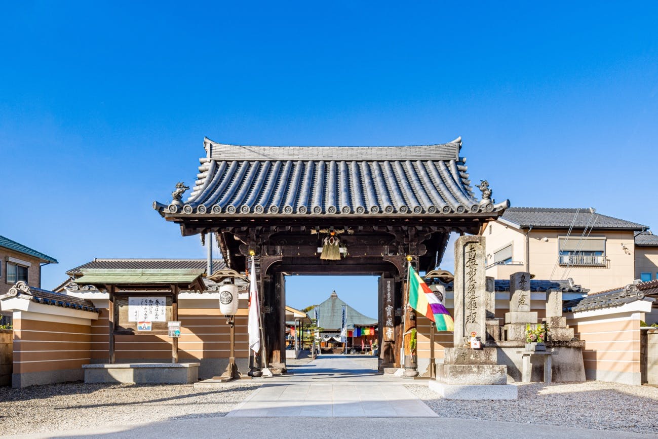住職インタビュー：鎌倉街道に面した山門。福島正則が寄進したと伝えられている。